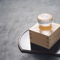 溢れんばかりに盛り上がるもっきり、黒いお盆に配置した升酒の写真