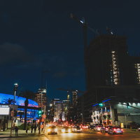 ロサンゼルスコンベンションセンター前の夜間風景の写真