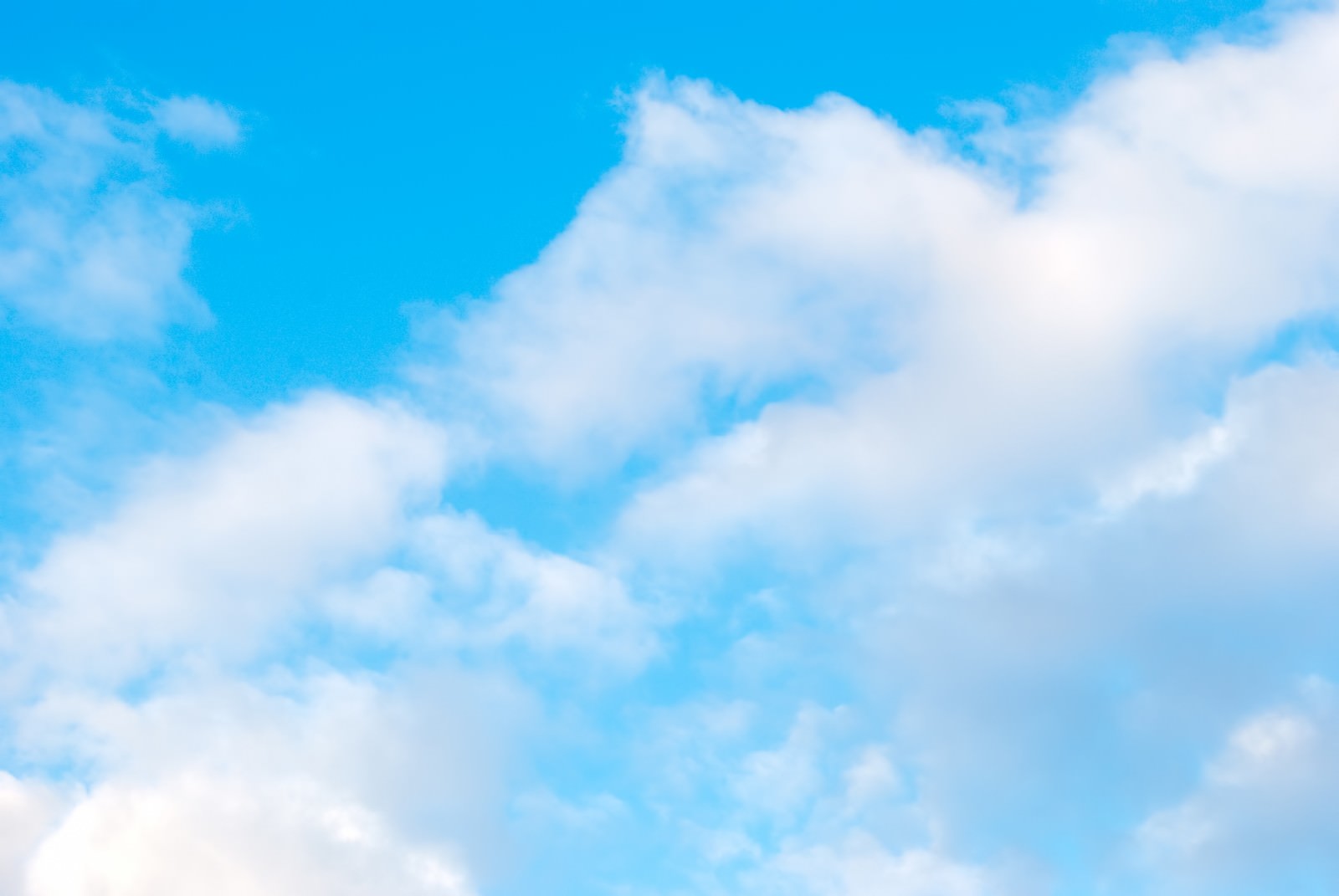 ふわふわした雲が浮かぶ青空