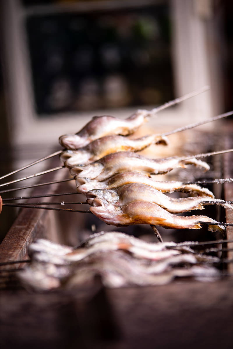 金属串に刺した鮎の開きが複数並んでいる