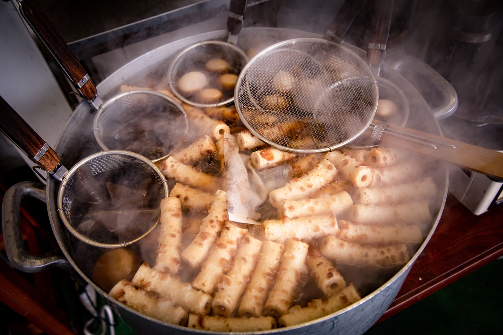 湯気立ち上る大鍋のおでん炊き出し