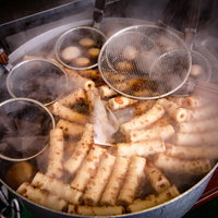 湯気立ち上るおでん鍋の炊き出しの写真