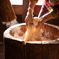 つきたての餅を持ち上げる際のお婆ちゃんの手つきの写真