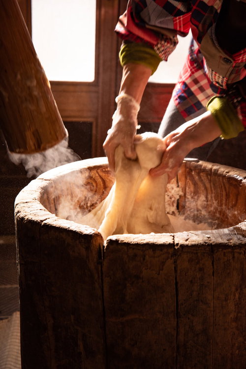 つきたての餅を持ち上げる際のお婆ちゃんの手つき