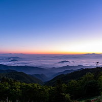 山々を覆う雲海と朝焼けの空 早朝の薄明時間帯の写真