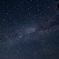 夜空に浮かび上がる天の川と星々が輝く星座の風景の写真