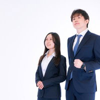 企業の成長戦略にM&Aの活用をご検討ください、スーツ姿のアドバイザーの写真