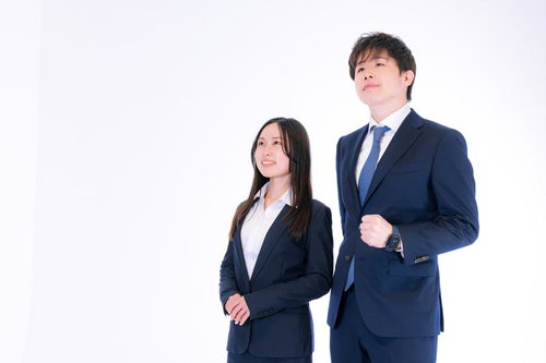 企業の成長戦略にM&Aの活用をご検討ください、スーツ姿のアドバイザー