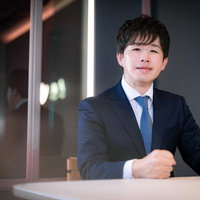 オフィスでM&Aアドバイザーとして働く男性会社員の写真