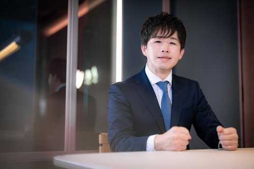 オフィスでM&Aアドバイザーとして働く男性会社員