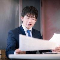 財務資料を確認するM&Aコンサルタントの写真