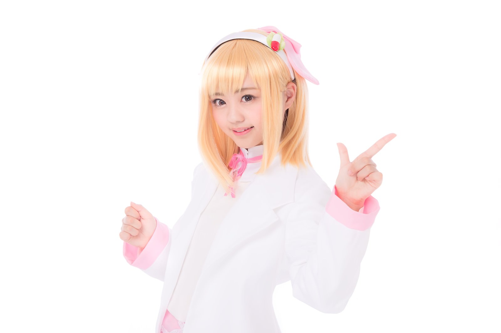 薬剤師コスプレで指差しポーズをとる女性［モデル：河村友歌］