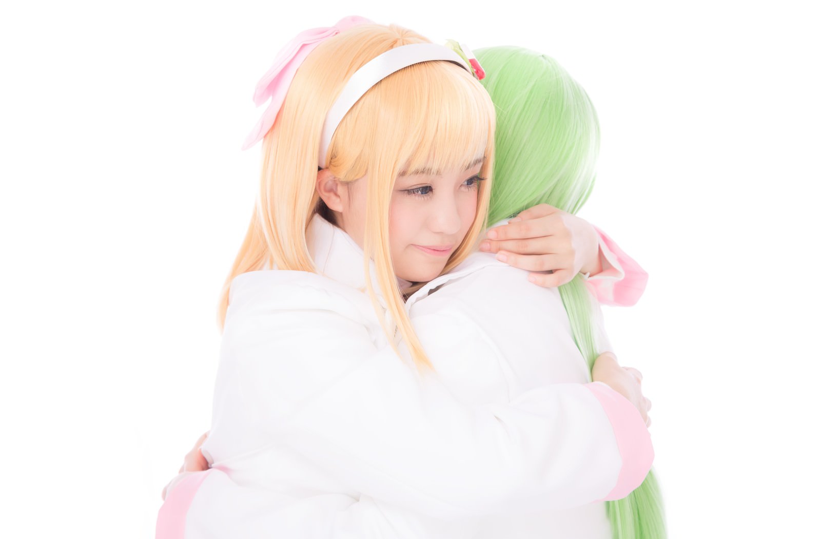 コスプレ姿の2人が抱き合う写真［モデル：河村友歌 渡辺友美子］
