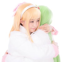 「今まで、ずっと独りで辛かったよね」と優しく抱きしめる薬剤師少女の写真