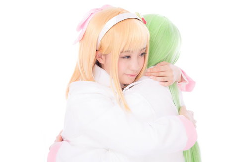 「今まで、ずっと独りで辛かったよね」と優しく抱きしめる薬剤師少女