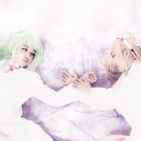 闘いに敗れ、倒れこむ二人の少女のコスプレの写真