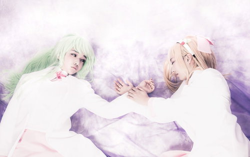 闘いに敗れ、倒れこむ二人の少女のコスプレ