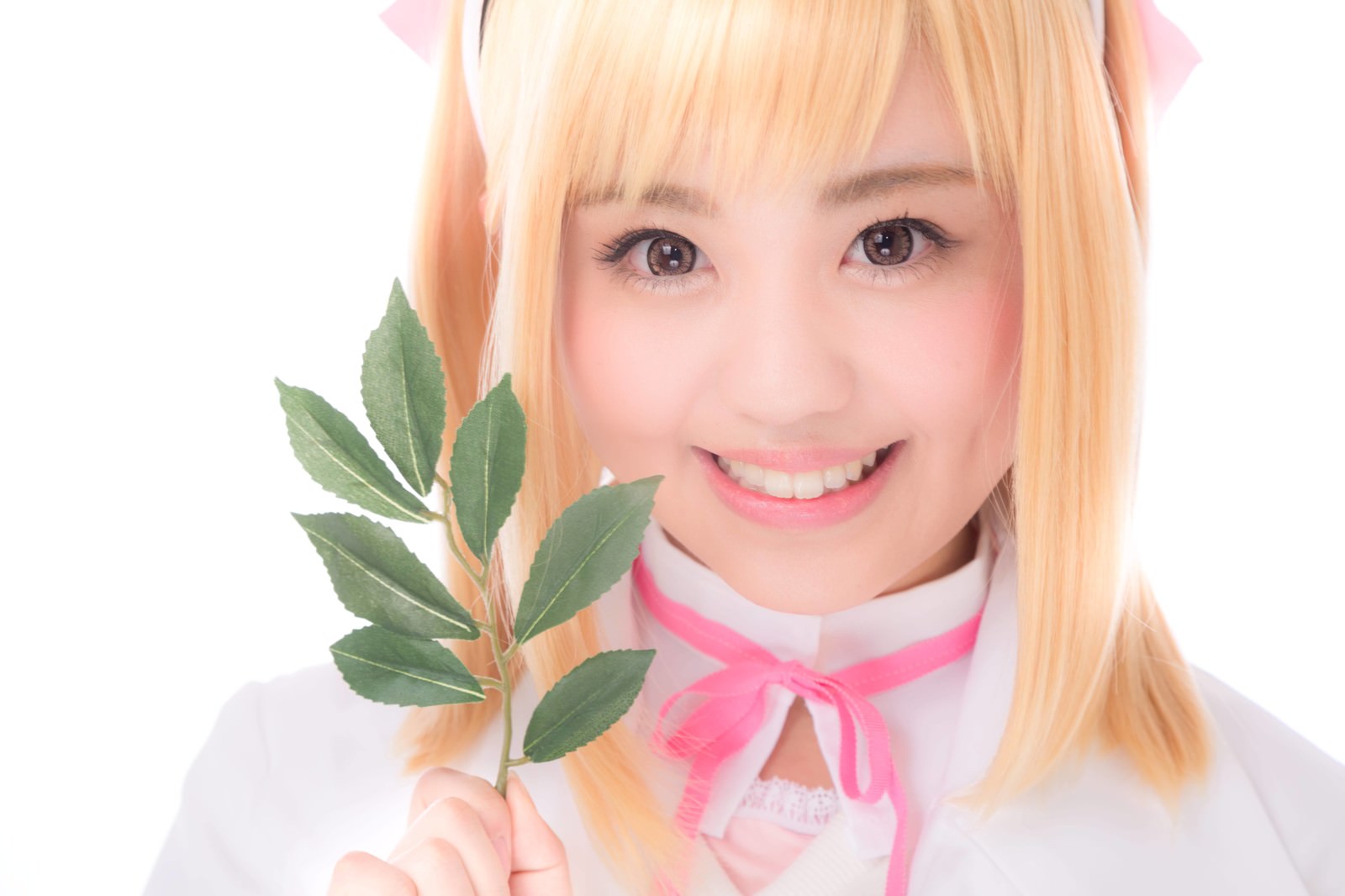 薬草を持って笑顔の薬剤師少女［モデル：河村友歌］
