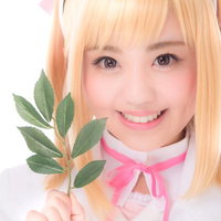 薬草を持った笑顔がキュートな薬剤師少女の写真