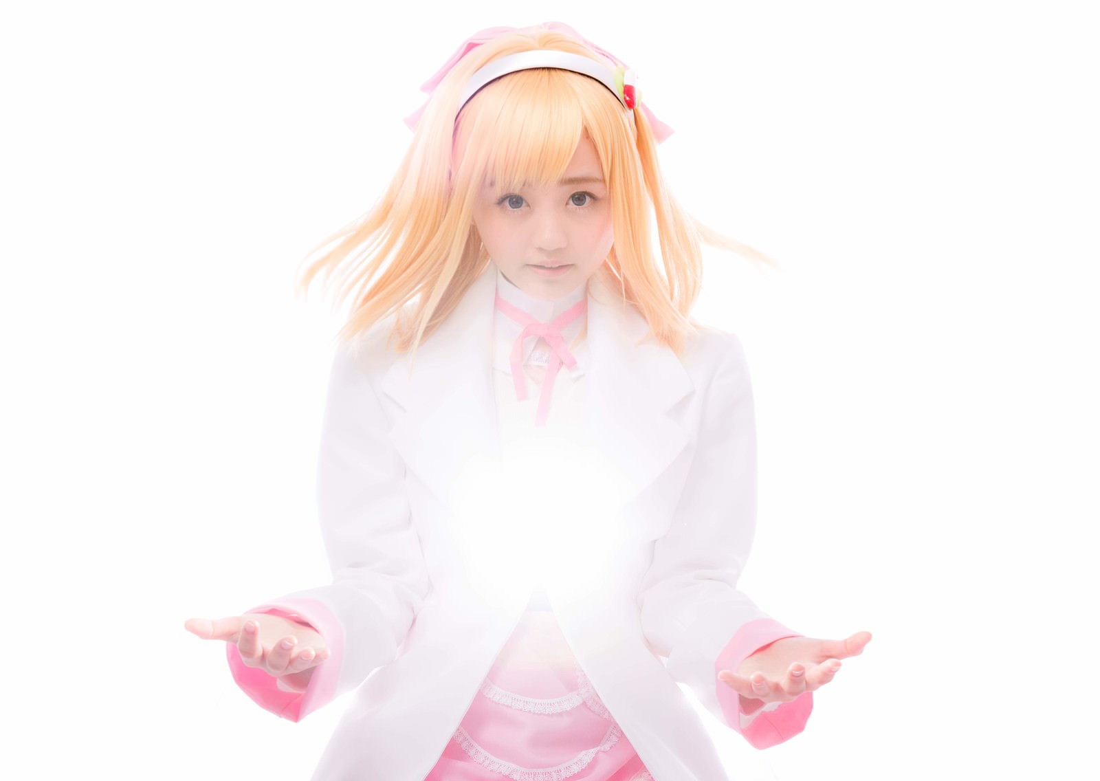 薬剤師コスプレの女性が両手から光を放つ［モデル：河村友歌］