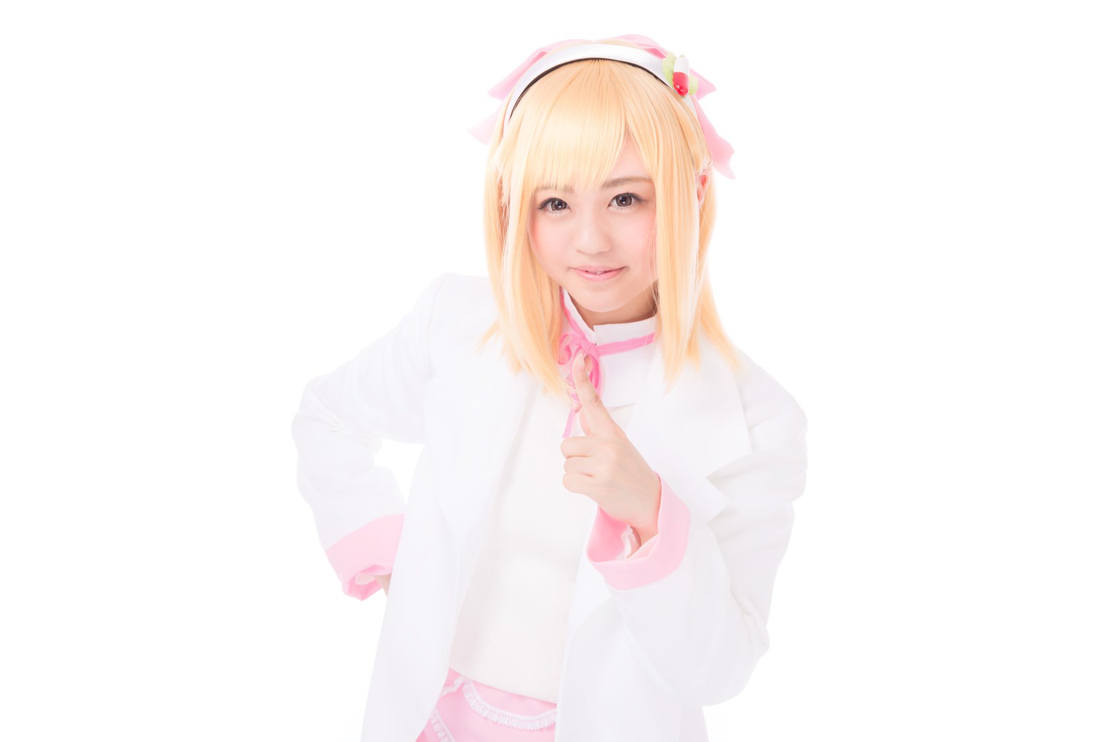 黄色いウィッグで親指を立てるコスプレの人物［モデル：河村友歌］