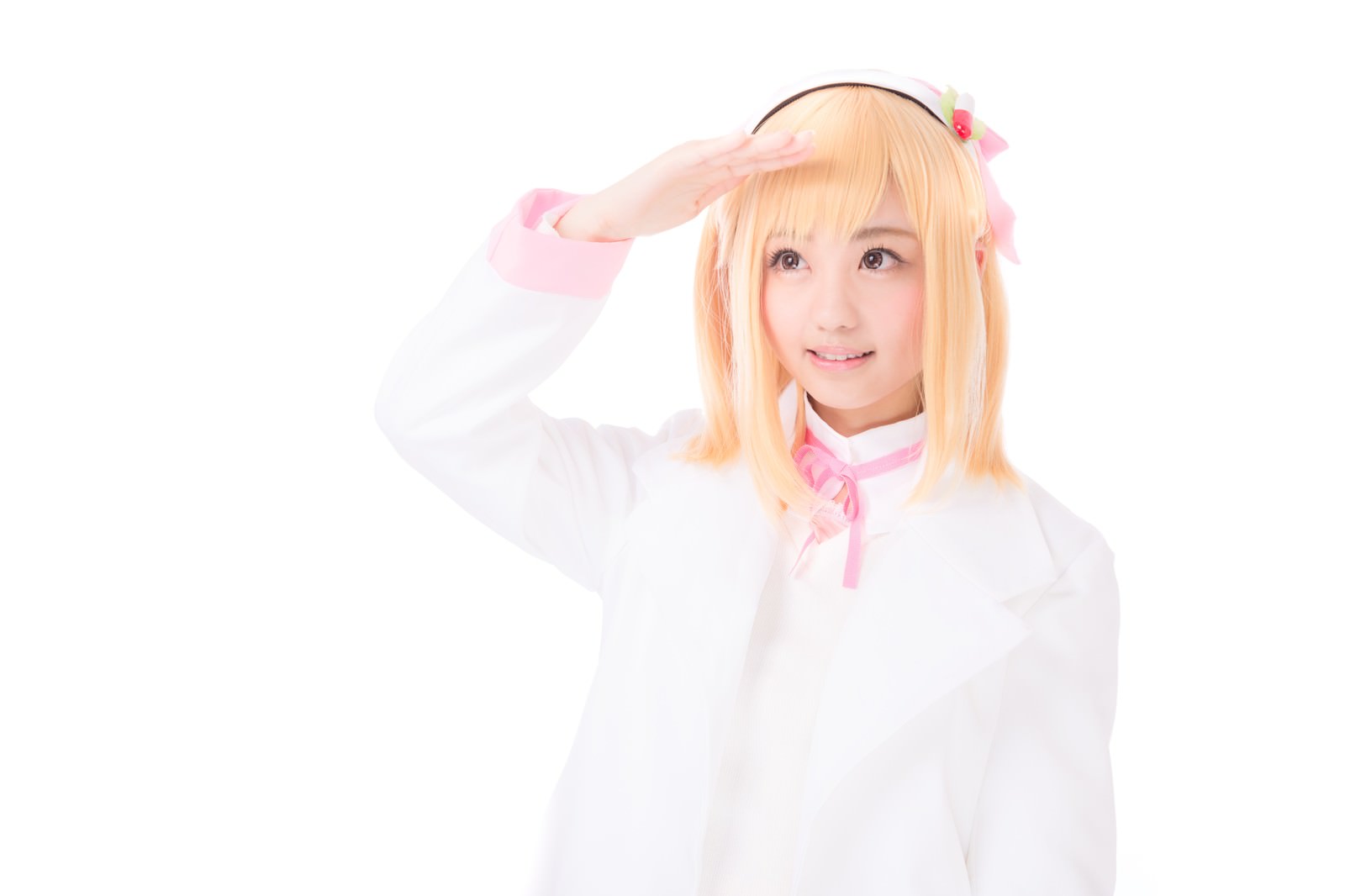 片手を頭に当てるポーズのコスプレ人物［モデル：河村友歌］