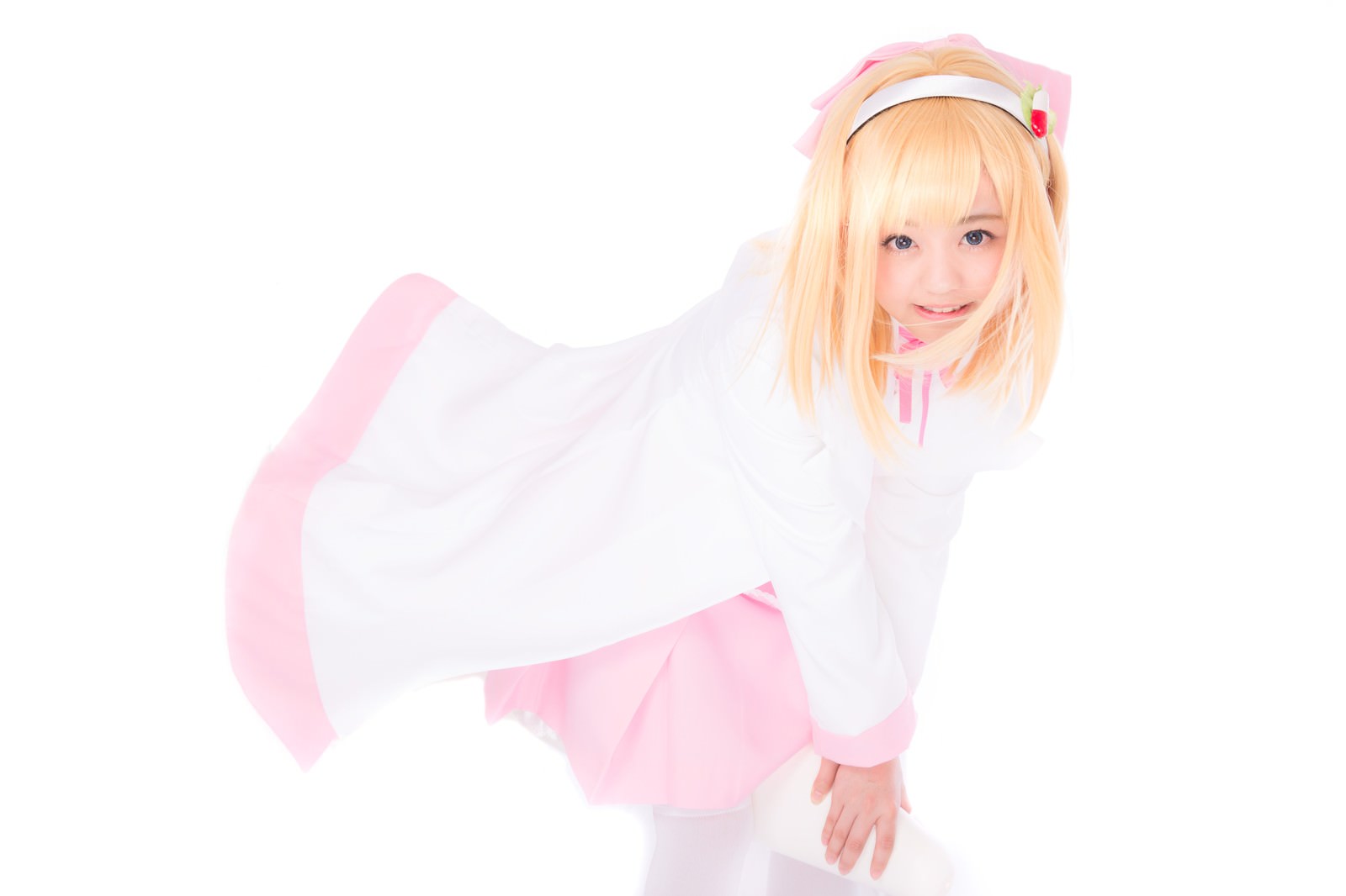 薬剤師マキのコスプレをした少女［モデル：河村友歌］