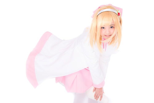 漏斗にまたがって空を飛ぶ薬剤師少女