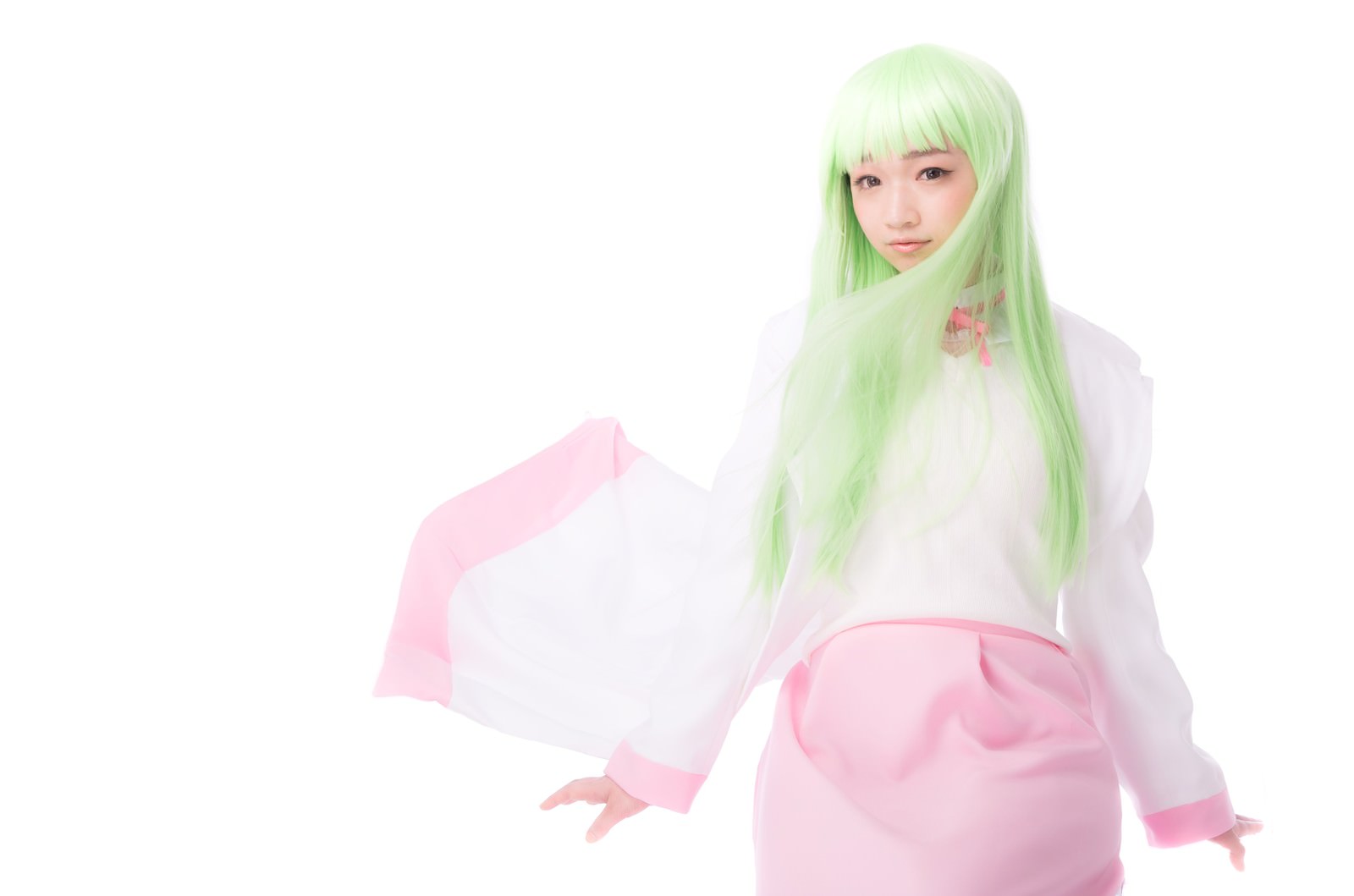 薄緑の長い髪のかつらと花飾りをつけたコスプレ姿の人物［モデル：渡辺友美子］