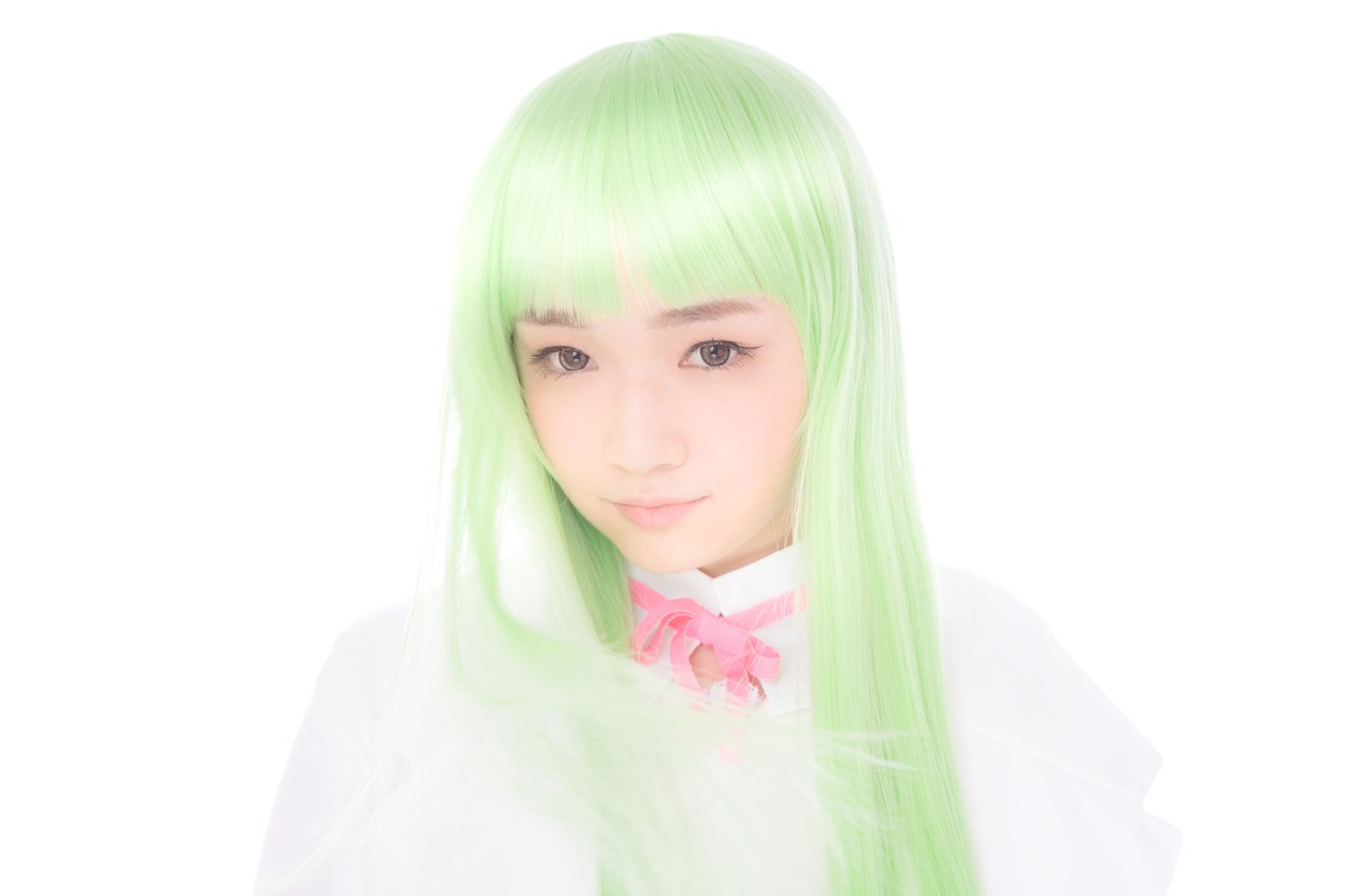 薬剤師マキのコスプレをした少女［モデル：渡辺友美子］