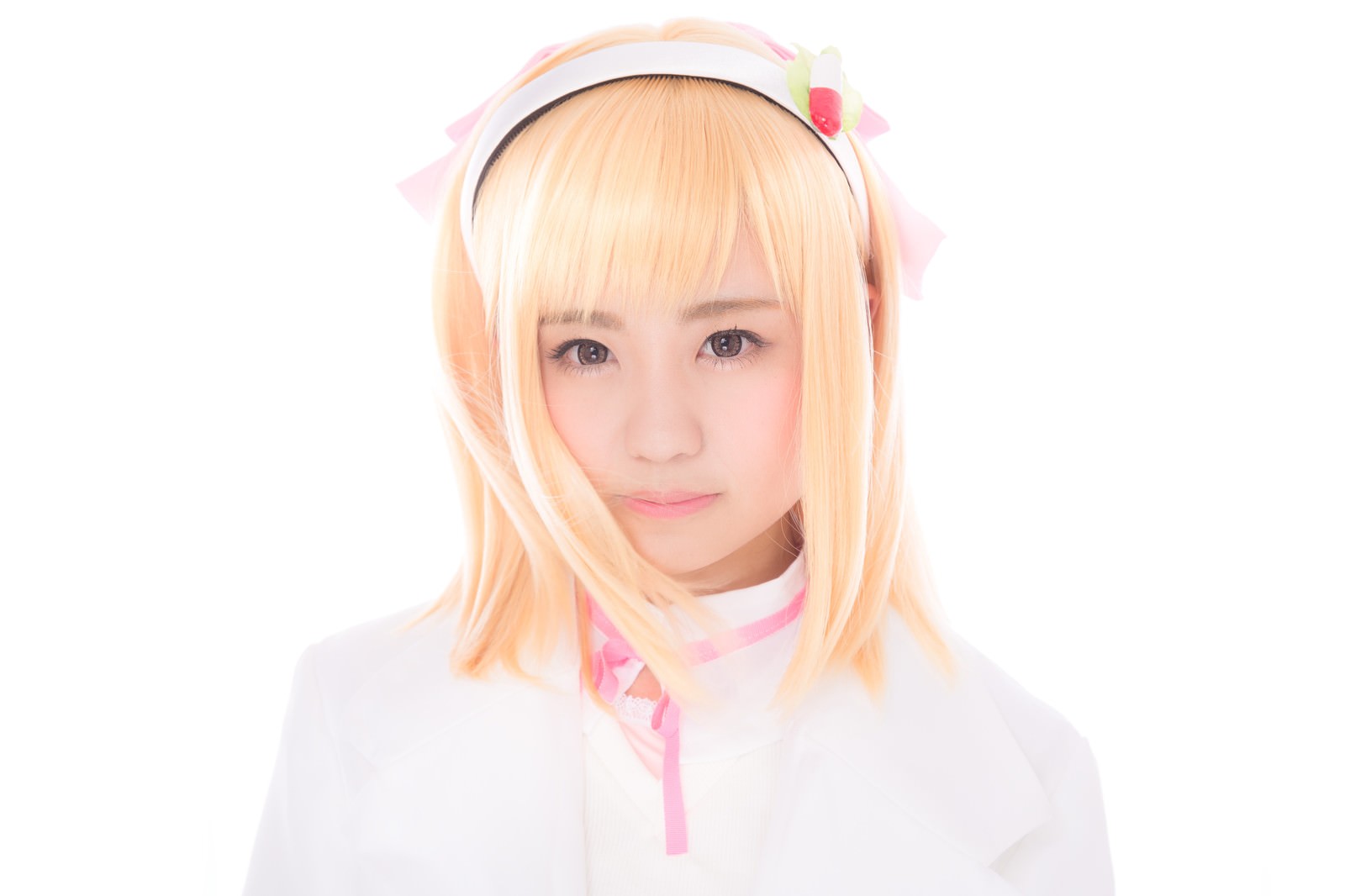 薬剤師少女コスプレの女性バストアップ［モデル：河村友歌］