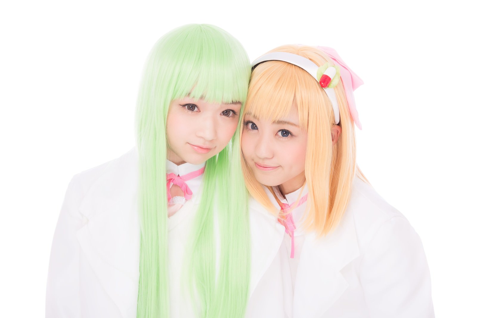 薬剤師コスプレ姿で頭を寄せ合う女性2人［モデル：河村友歌 渡辺友美子］