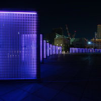 青紫の照明パネルが並ぶ横浜象の鼻パークの夜景の写真