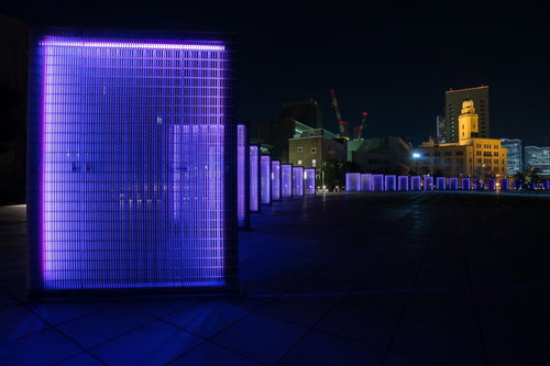 青紫の照明パネルが並ぶ横浜象の鼻パークの夜景