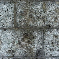 白や灰色の塗装の剥がれやひび割れが見える古いコンクリートブロック壁の写真