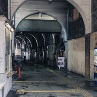 鶴見線の国道駅の高架下通路の写真