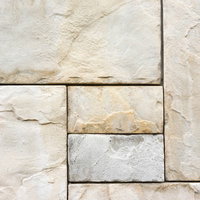 大小の長方形の石ブロックが組まれた凹凸のある壁面テクスチャーの写真