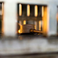 暖かい光が差す室内に置かれた木製の柄杓の写真