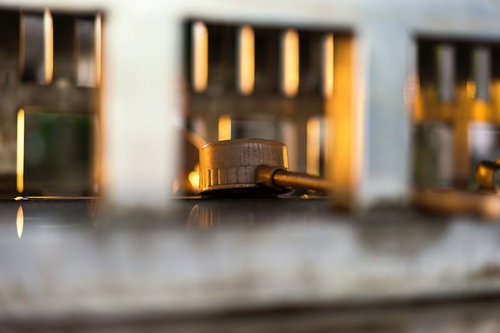 暖かい光が差す室内に置かれた木製の柄杓