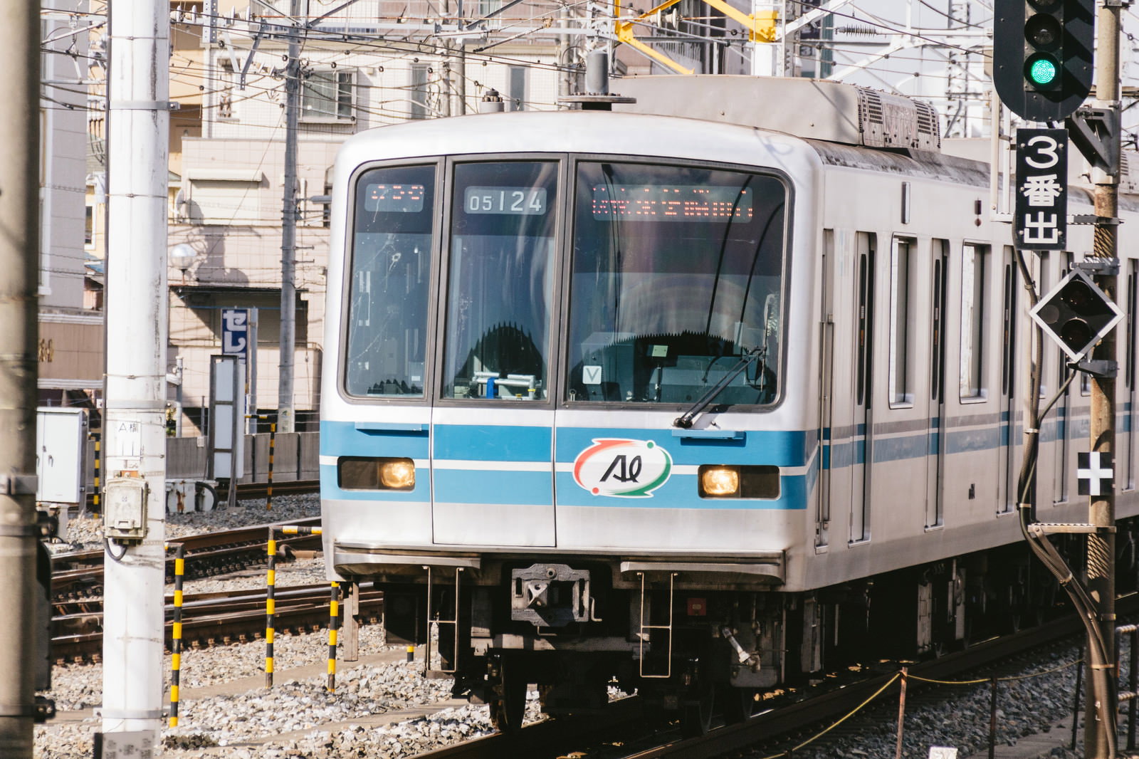踏切付近を走行する営団地下鉄東西線05系電車
