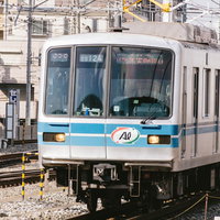 走行中の東西線（営団地下鉄Al車両）白とブルーのツートンカラーの写真