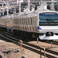 上野東京ラインの通勤型車両が停止する駅の風景の写真