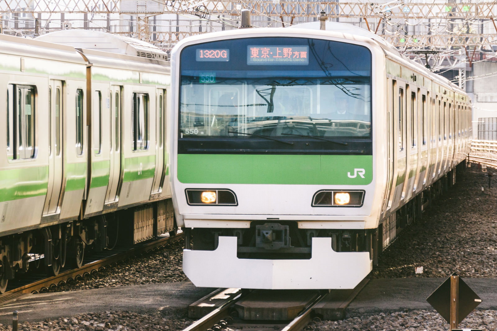 東京・上野方面行きJR山手線1320G車両が駅に停車
