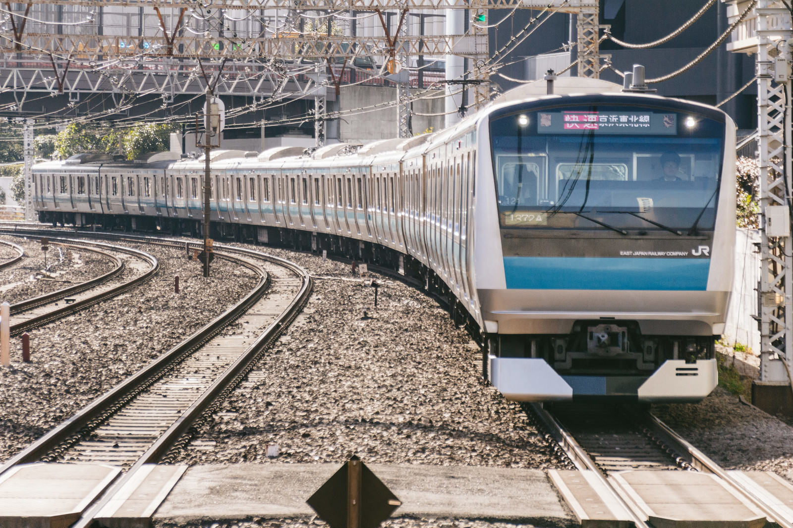 京浜東北線の快速列車が線路の分岐点を走る