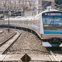【快速】京浜東北ライン、線路の分岐点で走行する白青色の車両の写真