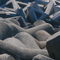 海岸に積み重なった消波ブロックの風景の写真