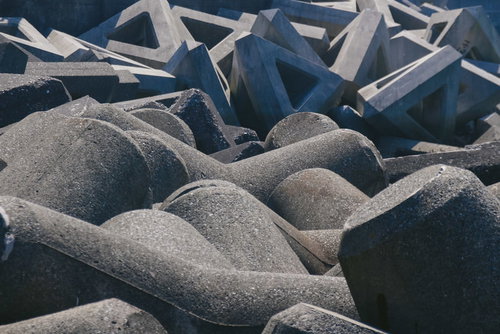 海岸に積み重なった消波ブロックの風景