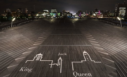 夜間の大さん橋に描かれた横浜三塔の絵柄と夜景