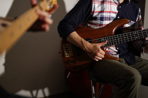 ベースを演奏する男性の手元