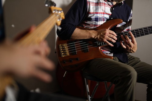 ベースの音合わせをするミュージシャンの手元と指の動き